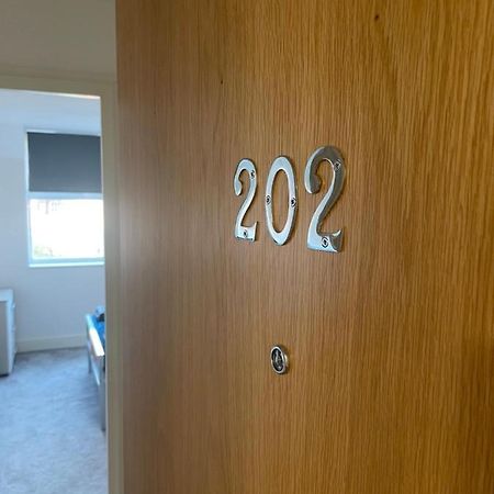 #0202 One Bedroom Serviced Apartment-Free Parking Дербі Екстер'єр фото