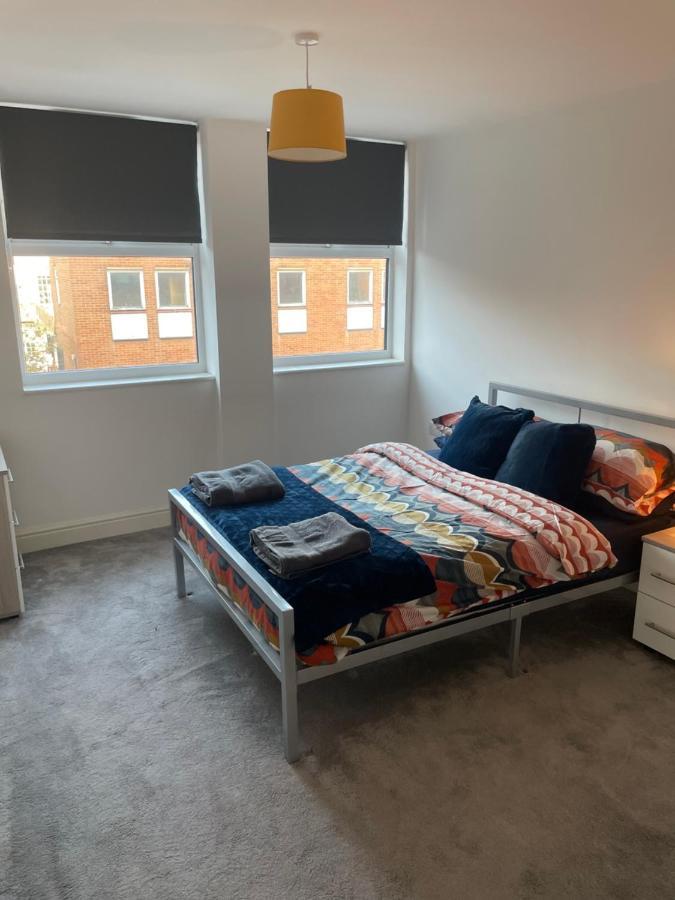 #0202 One Bedroom Serviced Apartment-Free Parking Дербі Екстер'єр фото