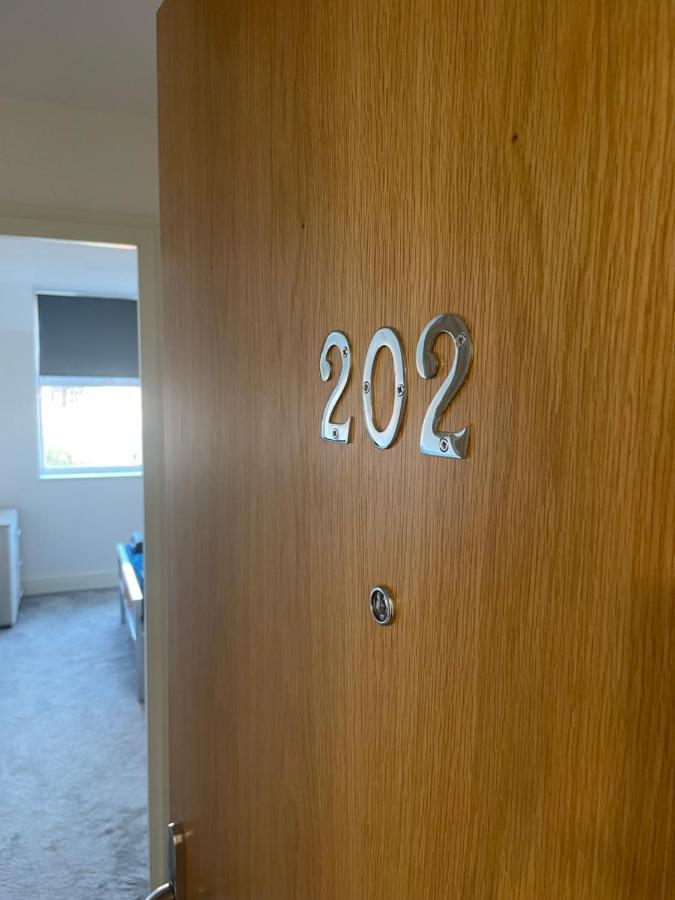 #0202 One Bedroom Serviced Apartment-Free Parking Дербі Екстер'єр фото