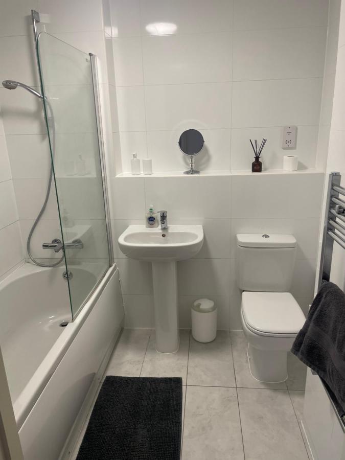 #0202 One Bedroom Serviced Apartment-Free Parking Дербі Екстер'єр фото